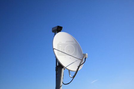 Foto de Satellite dish antenna on blue sky background - Imagen libre de derechos