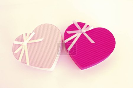 Téléchargez les photos : Heart shaped gift boxes on light background. - en image libre de droit