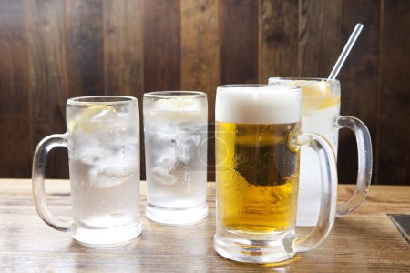 Foto de Tres vasos de cerveza y hielo sobre una mesa - Imagen libre de derechos