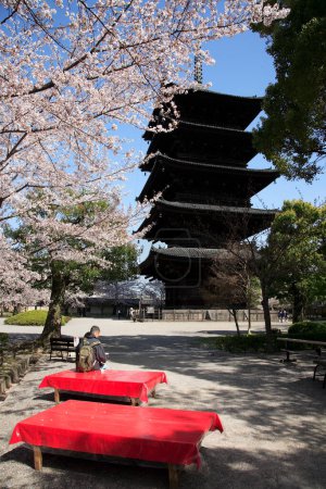 Téléchargez les photos : Pagode à cinq étages (gojunoto) de To-ji à Kyoto, au JAPON et touriste masculin - en image libre de droit