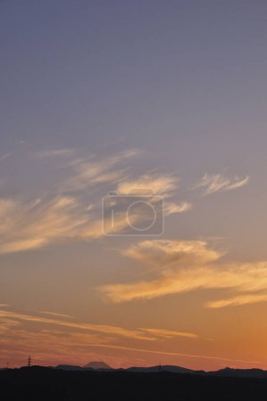 Téléchargez les photos : Nuages blancs dans le ciel bleu le jour - en image libre de droit