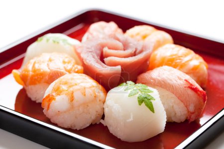 Téléchargez les photos : Sushi aux crevettes et légumes sur une assiette blanche - en image libre de droit