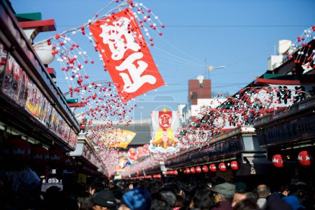 Téléchargez les photos : Une foule de gens dans la ville sur le Nouvel An chinois - en image libre de droit
