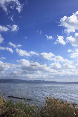 Téléchargez les photos : Ciel bleu et nuages blancs et le lac - en image libre de droit