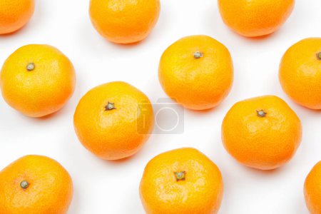 Téléchargez les photos : Oranges fraîches sur table blanche, vue du dessus avec espace pour le texte. motif de fruits, plat laïc. - en image libre de droit