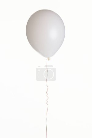 Téléchargez les photos : Ballon blanc pour fête d'anniversaire isolé sur fond blanc - en image libre de droit
