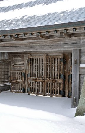 Foto de Plano escénico del antiguo templo japonés en Hokkaido cubierto de nieve, Japón - Imagen libre de derechos
