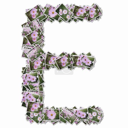 Téléchargez les photos : Symbole E fait de cartes à jouer avec des fleurs roses - en image libre de droit