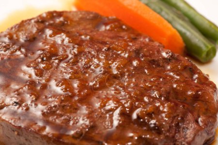 Téléchargez les photos : Délicieux steak de boeuf aux légumes sur fond - en image libre de droit