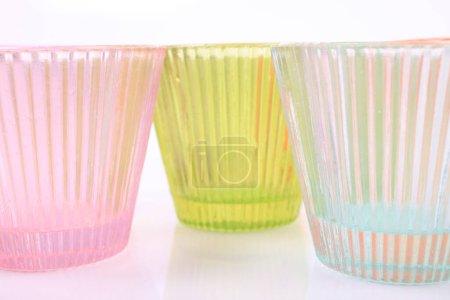 Téléchargez les photos : Tasses en verre coloré pour boire - en image libre de droit