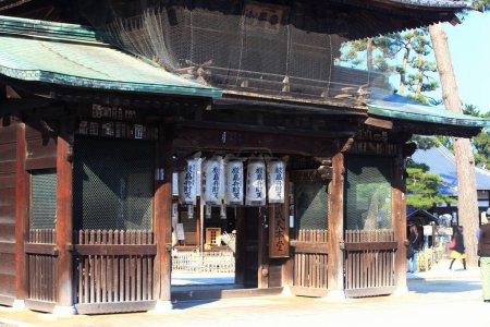 Téléchargez les photos : Sanctuaire historique d'Itsukushima et son peuple, Préfecture d'Hiroshima, Japon. - en image libre de droit