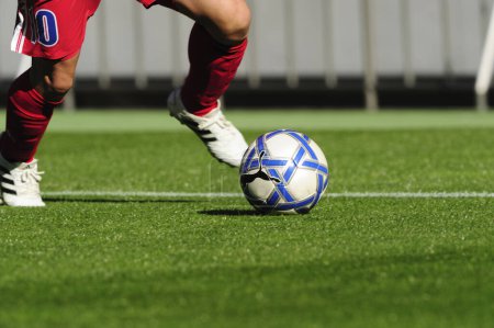 Téléchargez les photos : Ballon de football sur le terrain de football - en image libre de droit