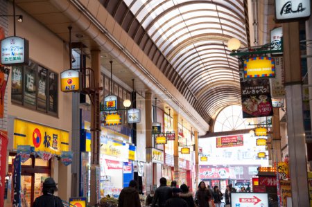 Téléchargez les photos : Bannières et visiteurs sur la rue du marché au Japon - en image libre de droit