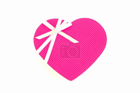 Foto de Caja de regalo en forma de corazón sobre fondo blanco. - Imagen libre de derechos