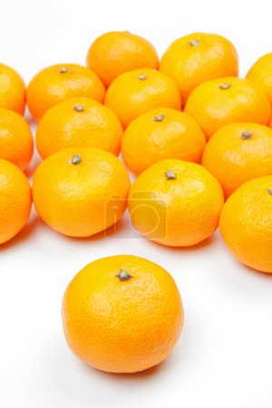 Téléchargez les photos : Fruits orange frais sur fond blanc - en image libre de droit
