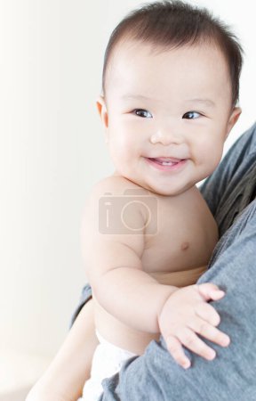 Téléchargez les photos : Joyeux garçon japonais sur les mains des mères, Femme tenant petit fils sur les mains, gros plan - en image libre de droit