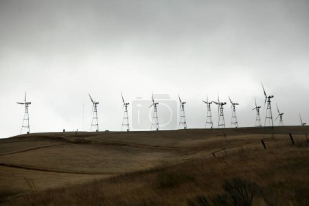 Foto de Molinos de viento para la producción de energía eléctrica sobre fondo natural - Imagen libre de derechos