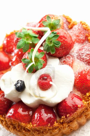Téléchargez les photos : Savoureuse tarte aux fraises sur fond, gros plan - en image libre de droit