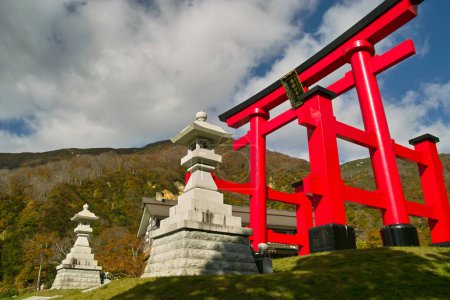 Foto de Puerta torii roja del santuario de Yudonosan - Imagen libre de derechos
