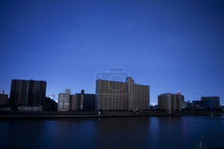 Téléchargez les photos : Vue au crépuscule d'appartements modernes à Tokyo, Japon - en image libre de droit