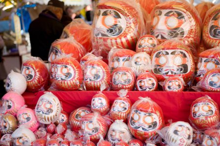 glückliche Daruma Glückspuppen in Japan (Ausländische Wörter bedeuten Glück)