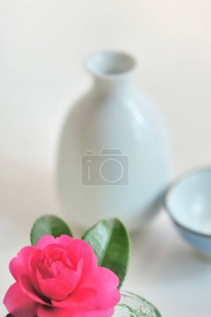 Téléchargez les photos : Rose rose vase fleur sur la table - en image libre de droit