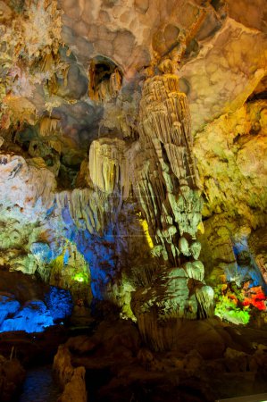 Téléchargez les photos : Belle vue sur la grotte, monument de la nature - en image libre de droit