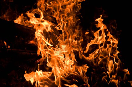 Foto de Llamas de fuego ardiendo sobre fondo negro - Imagen libre de derechos