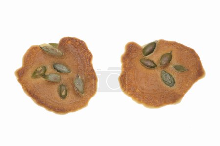 Foto de Galletas crujientes con semillas de calabaza aisladas sobre fondo blanco - Imagen libre de derechos