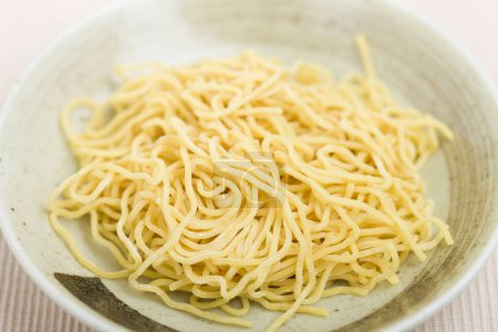 Téléchargez les photos : Spaghettis dans une assiette sur fond blanc - en image libre de droit