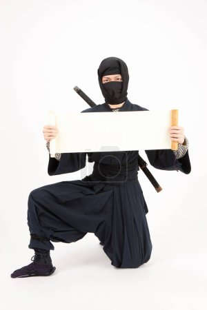 Foto de Samurai japonés sosteniendo papiro - Imagen libre de derechos