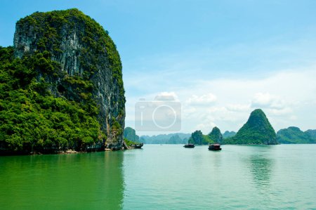 Foto de Vista panorámica de la isla de roca en HaLong Bay, Vietnam, Sudeste Asiático - Imagen libre de derechos