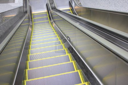 Téléchargez les photos : Escalator dans la station de métro en arrière-plan - en image libre de droit