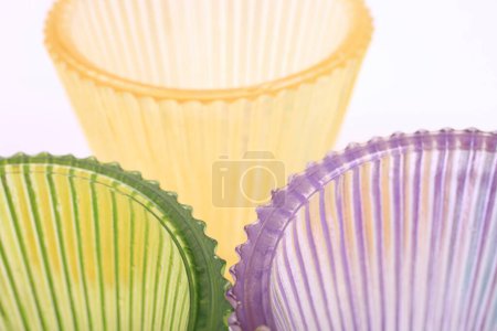 Téléchargez les photos : Fermer - plan de la tasse jetable en plastique vide avec un fond blanc. - en image libre de droit