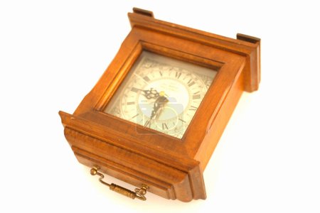 Téléchargez les photos : Vieille horloge antique en bois isolé sur fond blanc - en image libre de droit