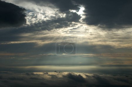 Téléchargez les photos : De beaux nuages dans le ciel - en image libre de droit