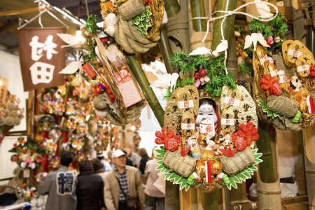 Téléchargez les photos : Des râteaux de bon augure ou des kumades de bisous et des gens au festival Tori-no-Ichi au Japon - en image libre de droit