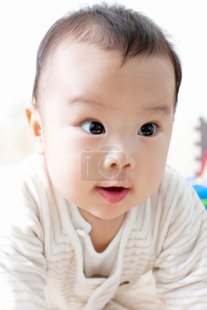 Foto de Lindo bebé japonés jugando en casa. Retrato de niño asiático - Imagen libre de derechos