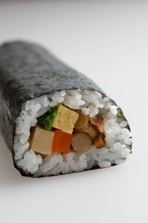 Téléchargez les photos : Rouleau de sushi japonais sur fond blanc - en image libre de droit