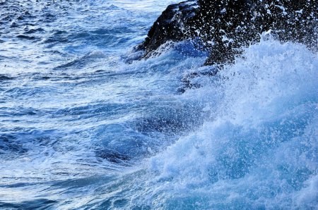 Foto de Hermosa vista de las grandes olas del mar rompiendo en las rocas - Imagen libre de derechos