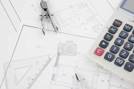 Foto de Planos de la casa, calculadora, pluma, regla, plano - Imagen libre de derechos