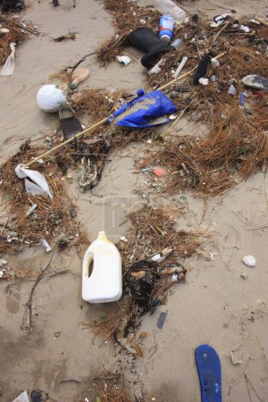 Téléchargez les photos : Une plage jonchée de déchets et une cruche en plastique - en image libre de droit