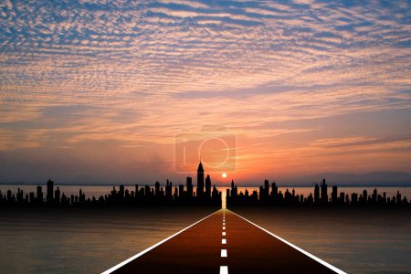 Téléchargez les photos : Une route à la silhouette citadine et un beau coucher de soleil - en image libre de droit