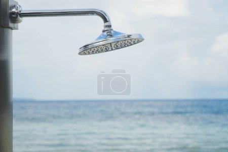Foto de Primer plano de la ducha vista al aire libre - Imagen libre de derechos