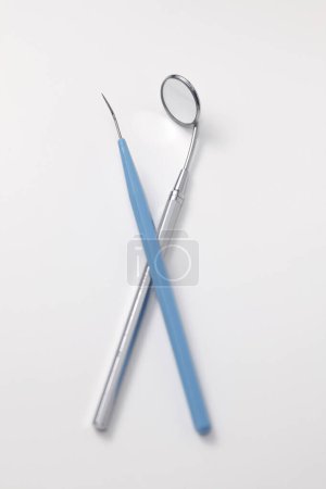 Téléchargez les photos : Outils dentaires professionnels sur table blanche - en image libre de droit