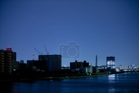 Foto de Vista del crepúsculo de apartamentos modernos en la ciudad de Tokio, Japón - Imagen libre de derechos