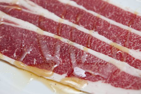 Téléchargez les photos : Assiette avec viande tranchée sur la table de cuisine, vue rapprochée - en image libre de droit