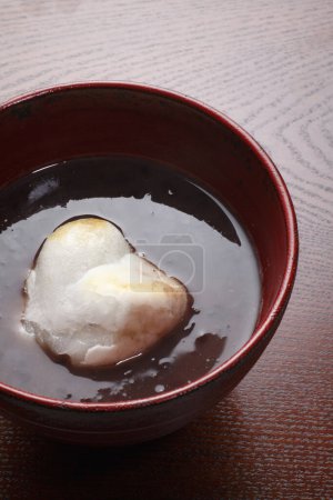 Shiruko est une soupe sucrée avec haricots adzuki et gâteau de riz.
