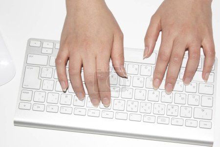Téléchargez les photos : Vue rapprochée de la femme tapant sur le clavier de l'ordinateur - en image libre de droit