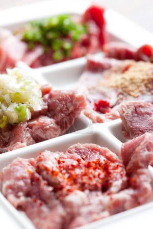 Téléchargez les photos : Assiette avec viande tranchée sur la table de cuisine, vue rapprochée - en image libre de droit